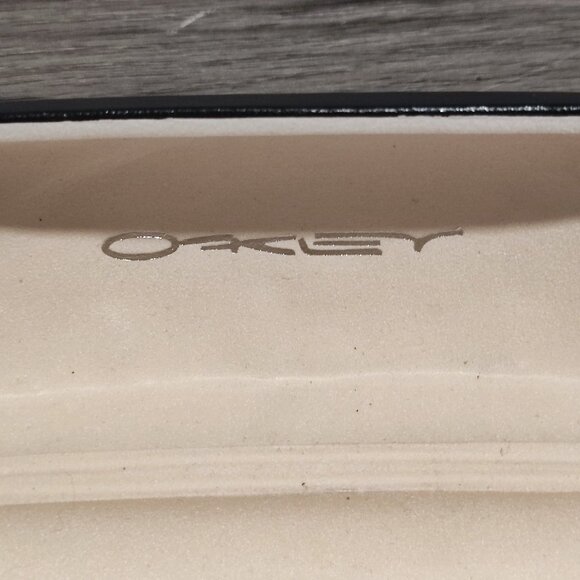 Oakley eyewear glasses case with cleaning cloth black cream - Picture 7 of 9